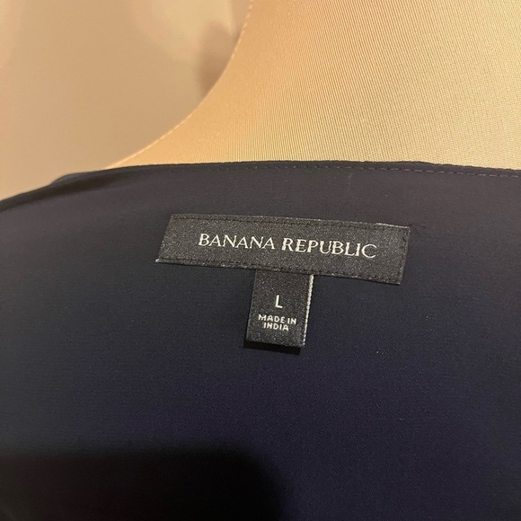 Banana Republic midnight blue drapey v-neck blouse, size Large - Picture 4 of 5